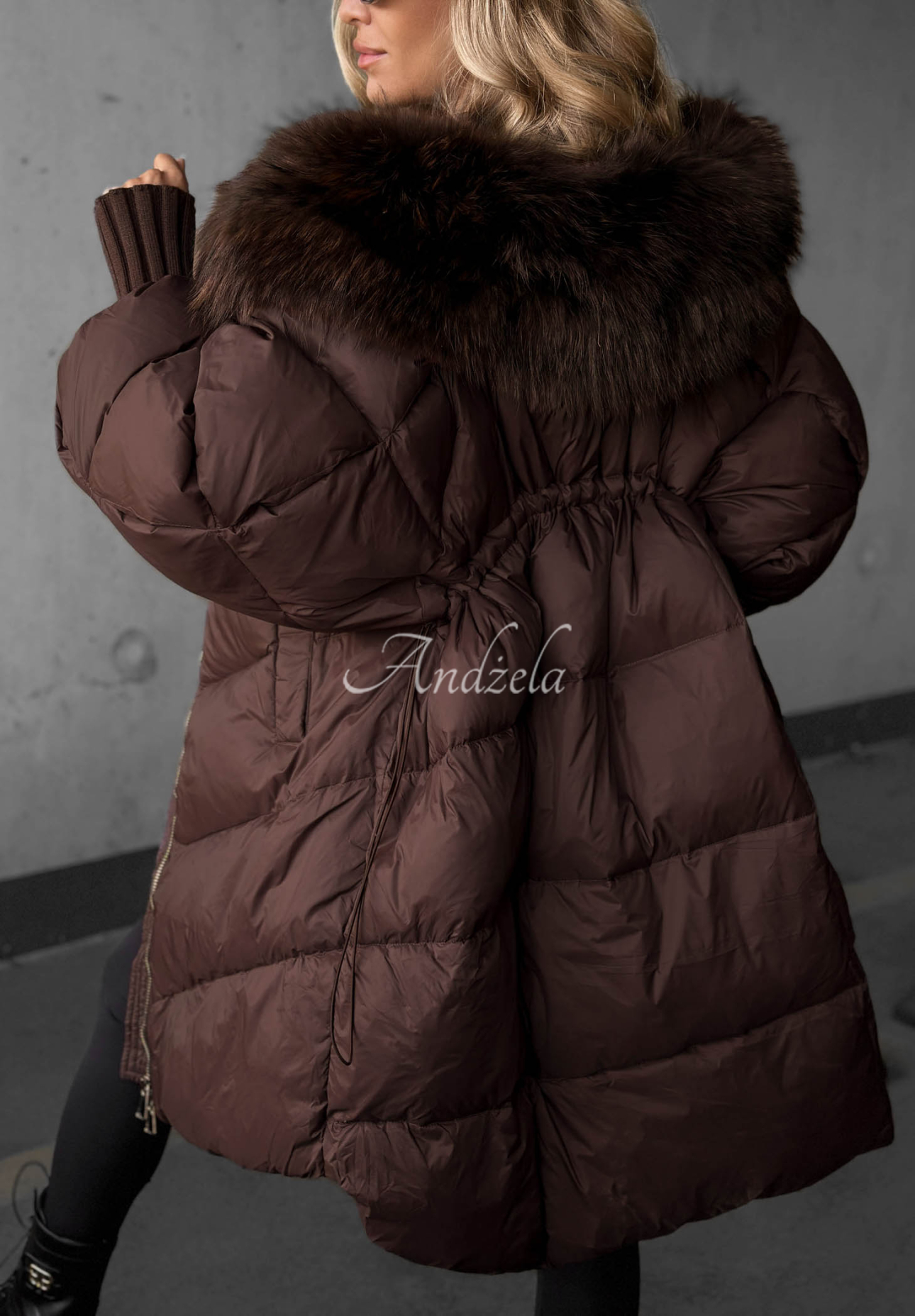 Dlouhá péřová bunda s kapucí a kožíškem Shiny Frost čokoládová