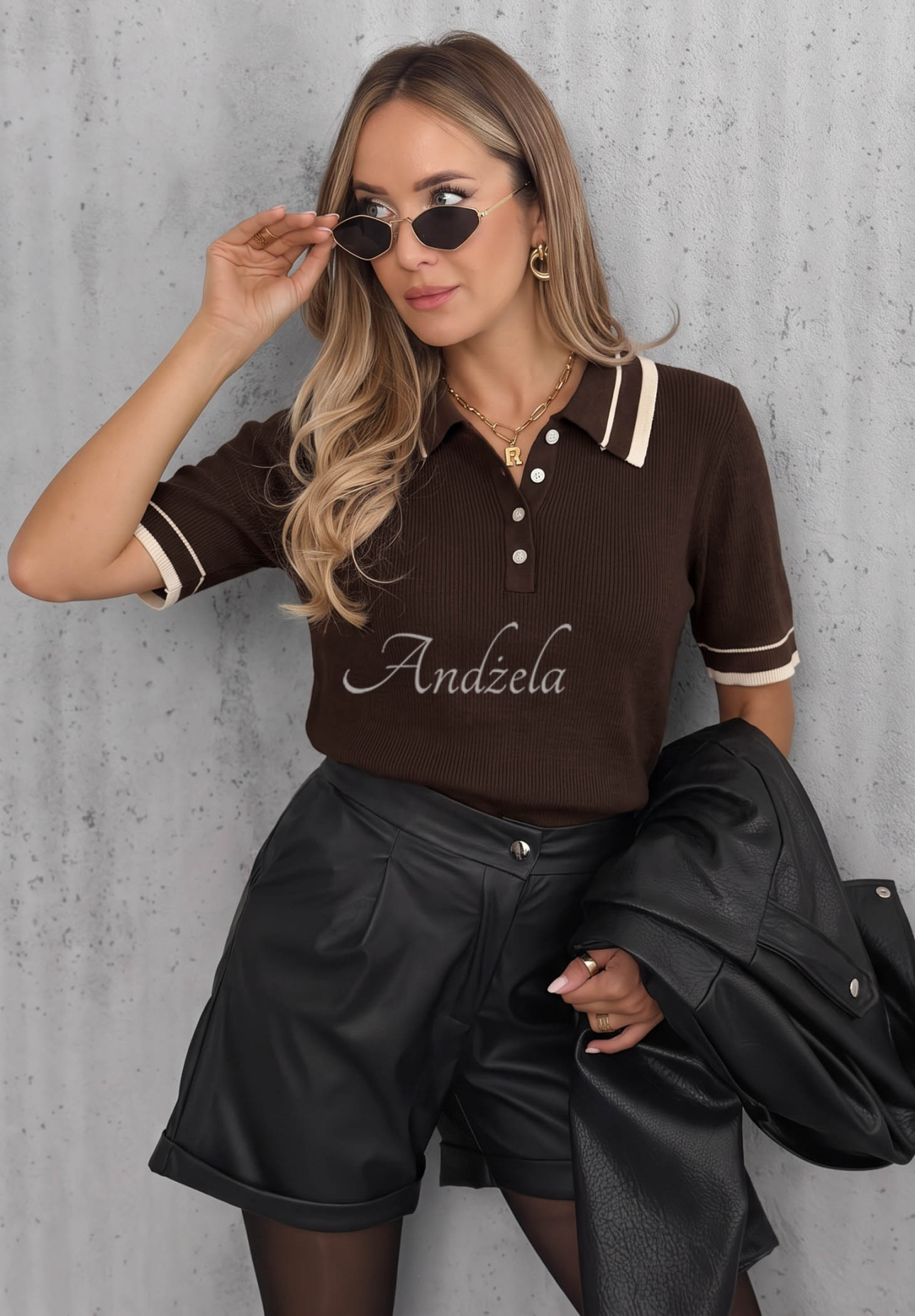 Viskózový svetr s krátkým rukávem a límečkem Tea Society čokoládový