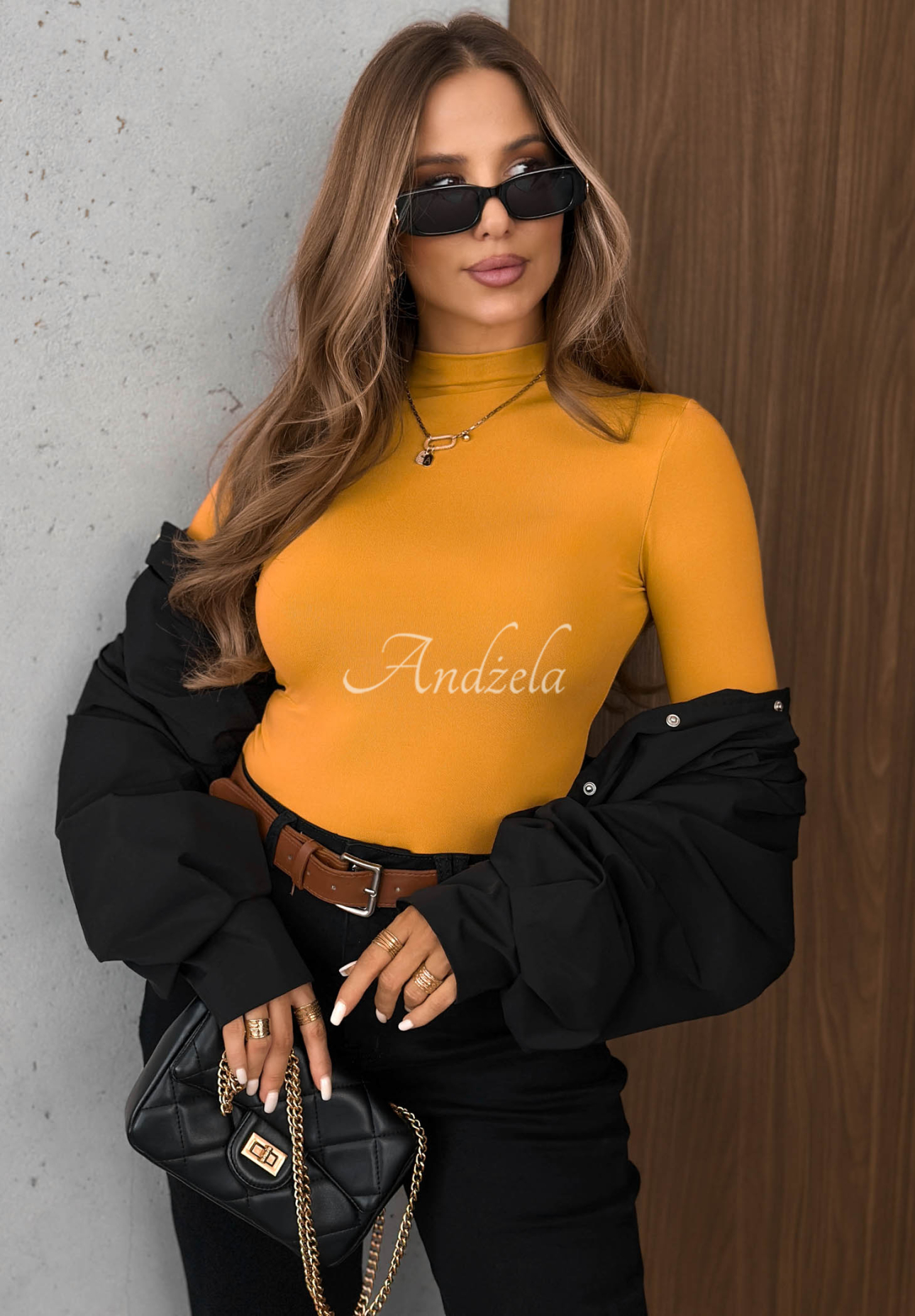 Viskózové tričko s dlouhým rukávem a polorolákem Femme Desire hořčicová