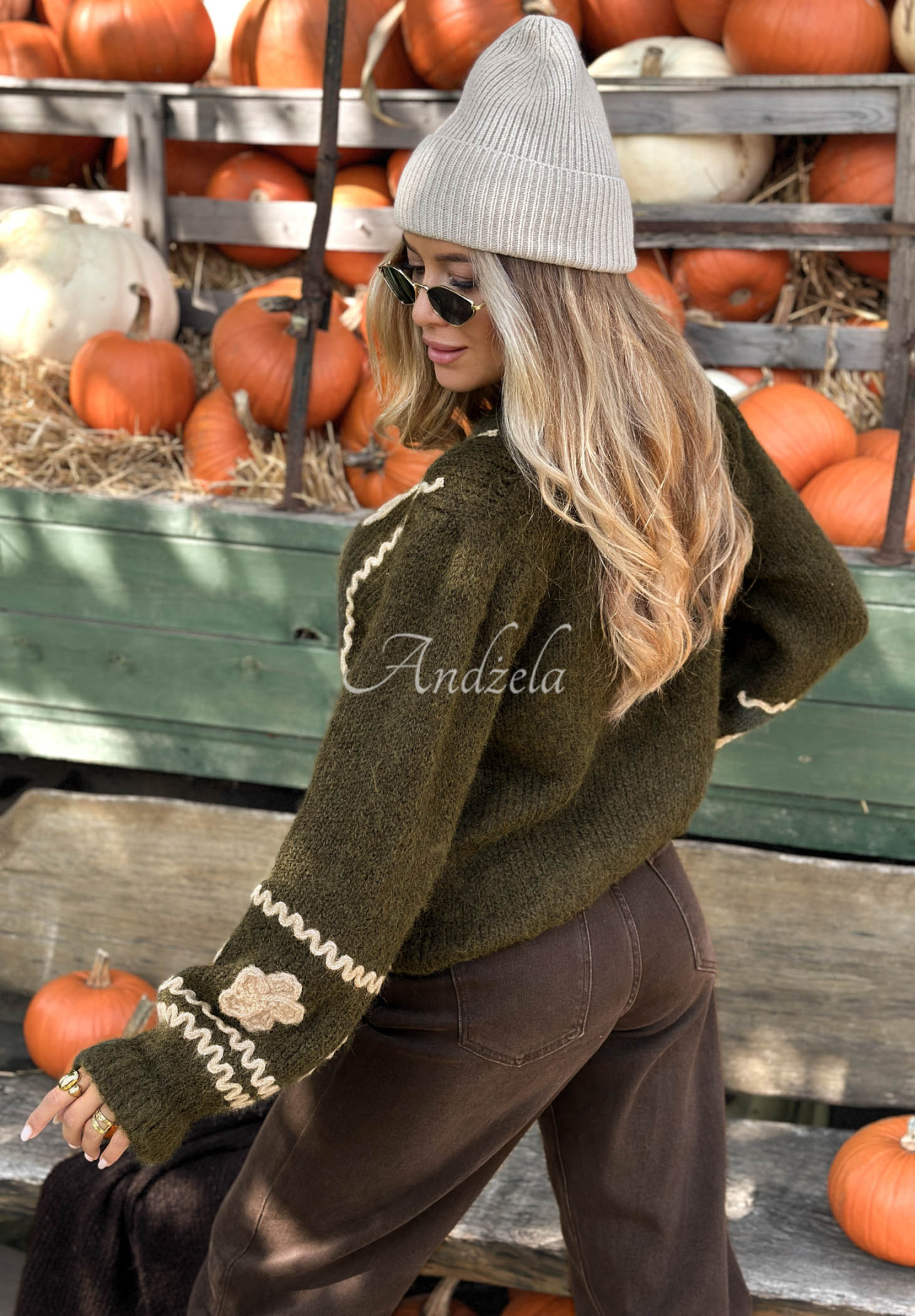 Viskózový svetr s vyšívanými květy Misty Fleur khaki