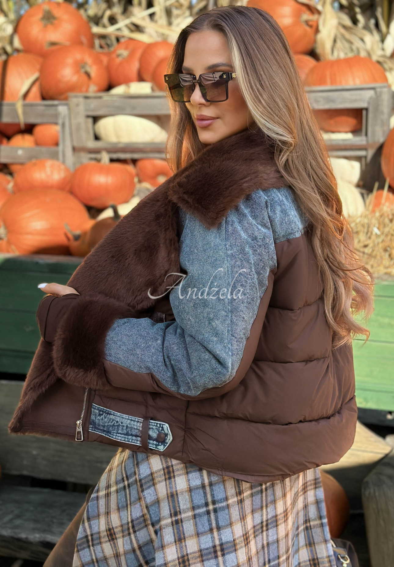 Prošívaná bomber bunda s džínovými rukávy a kožíškem Icy Desire čokoládová