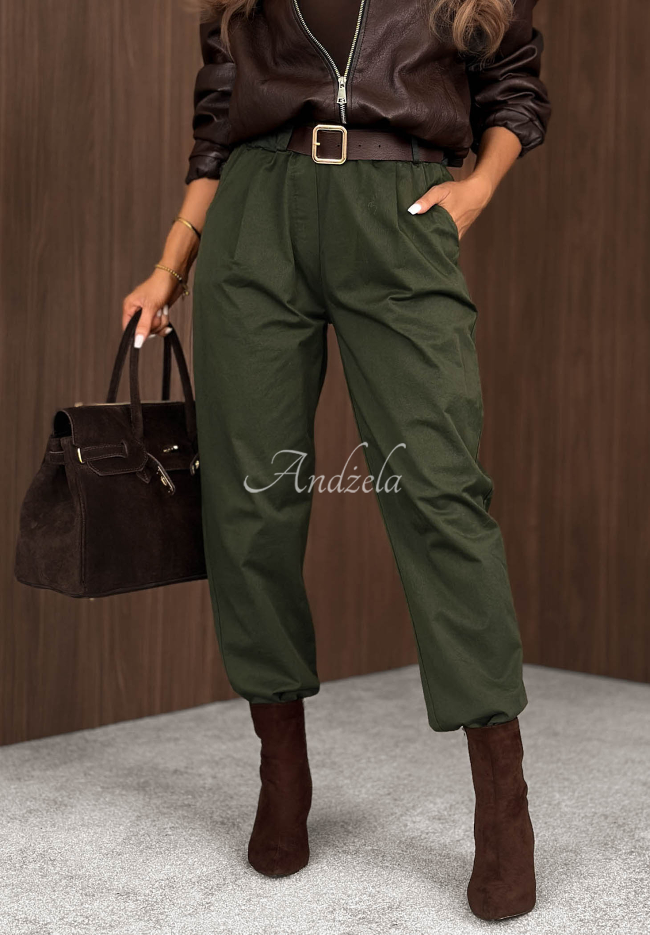 Bavlněné kalhoty mom fit s páskem Casual Look khaki