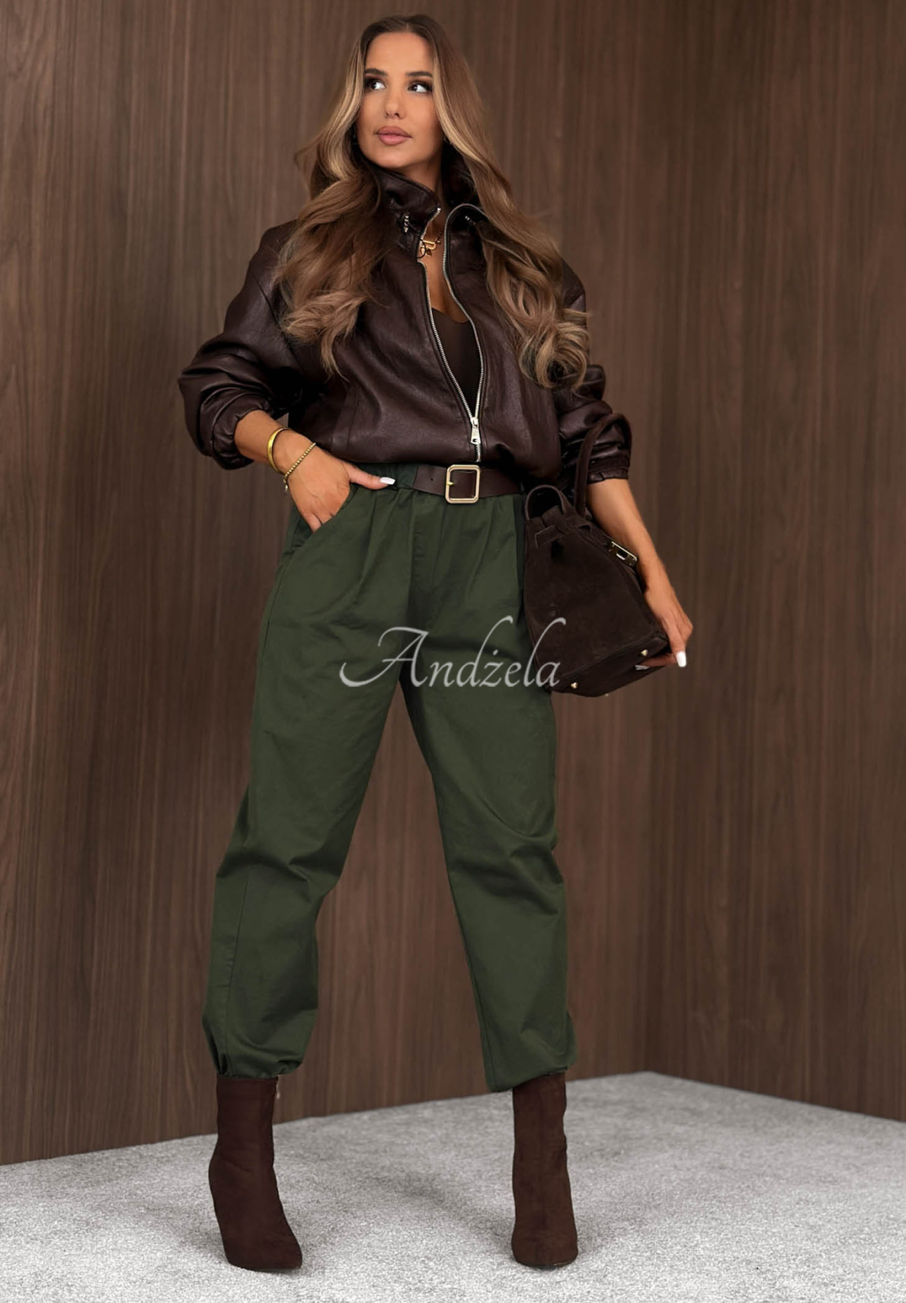 Bavlněné kalhoty mom fit s páskem Casual Look khaki