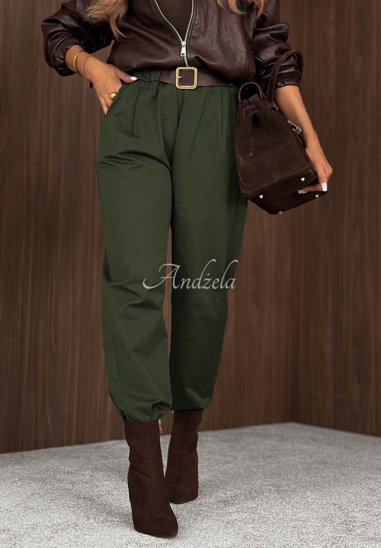 Bavlněné kalhoty mom fit s páskem Casual Look khaki