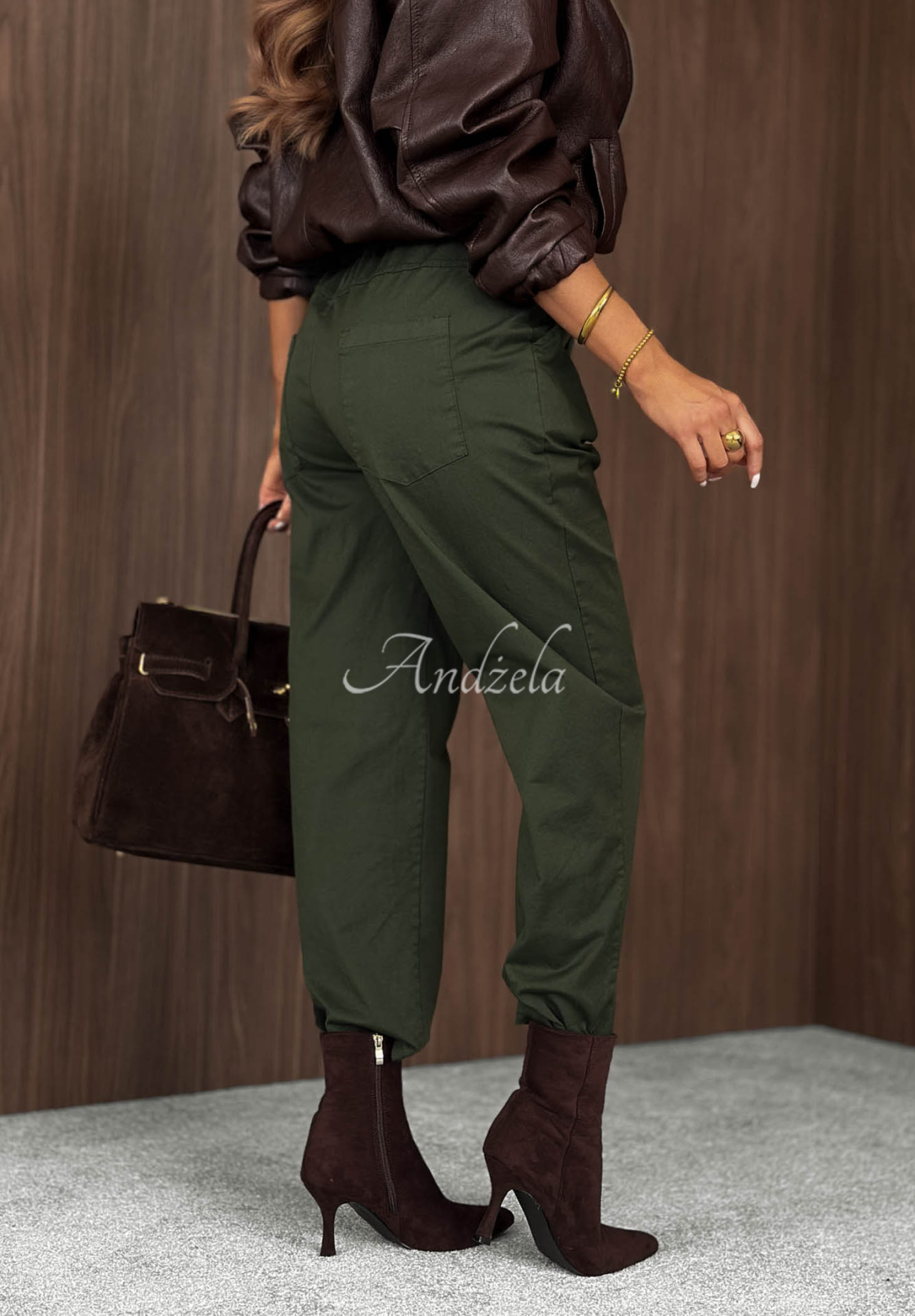 Bavlněné kalhoty mom fit s páskem Casual Look khaki