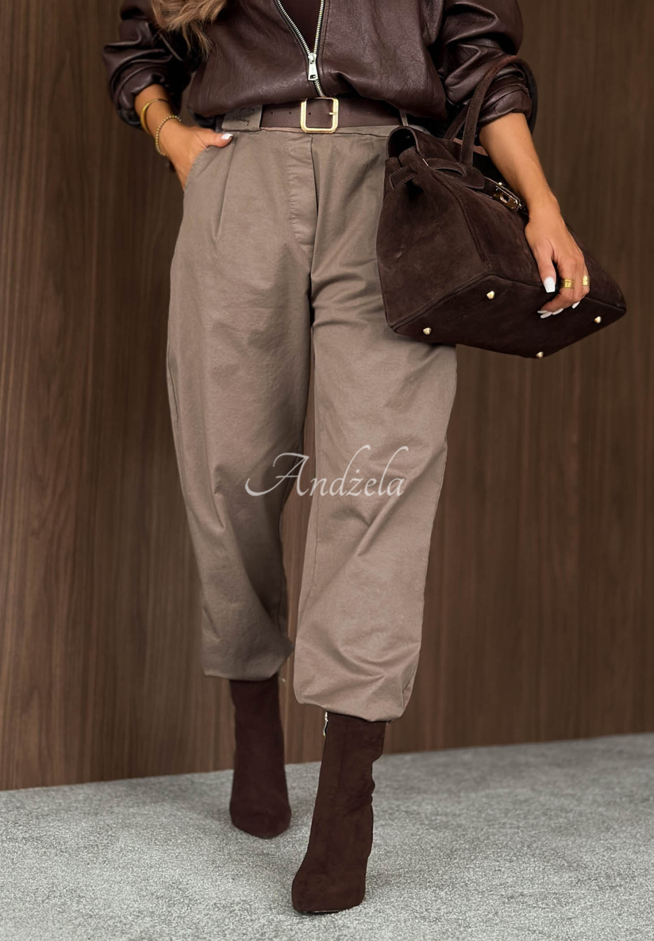 Bavlněné kalhoty mom fit s páskem Casual Look Mokka