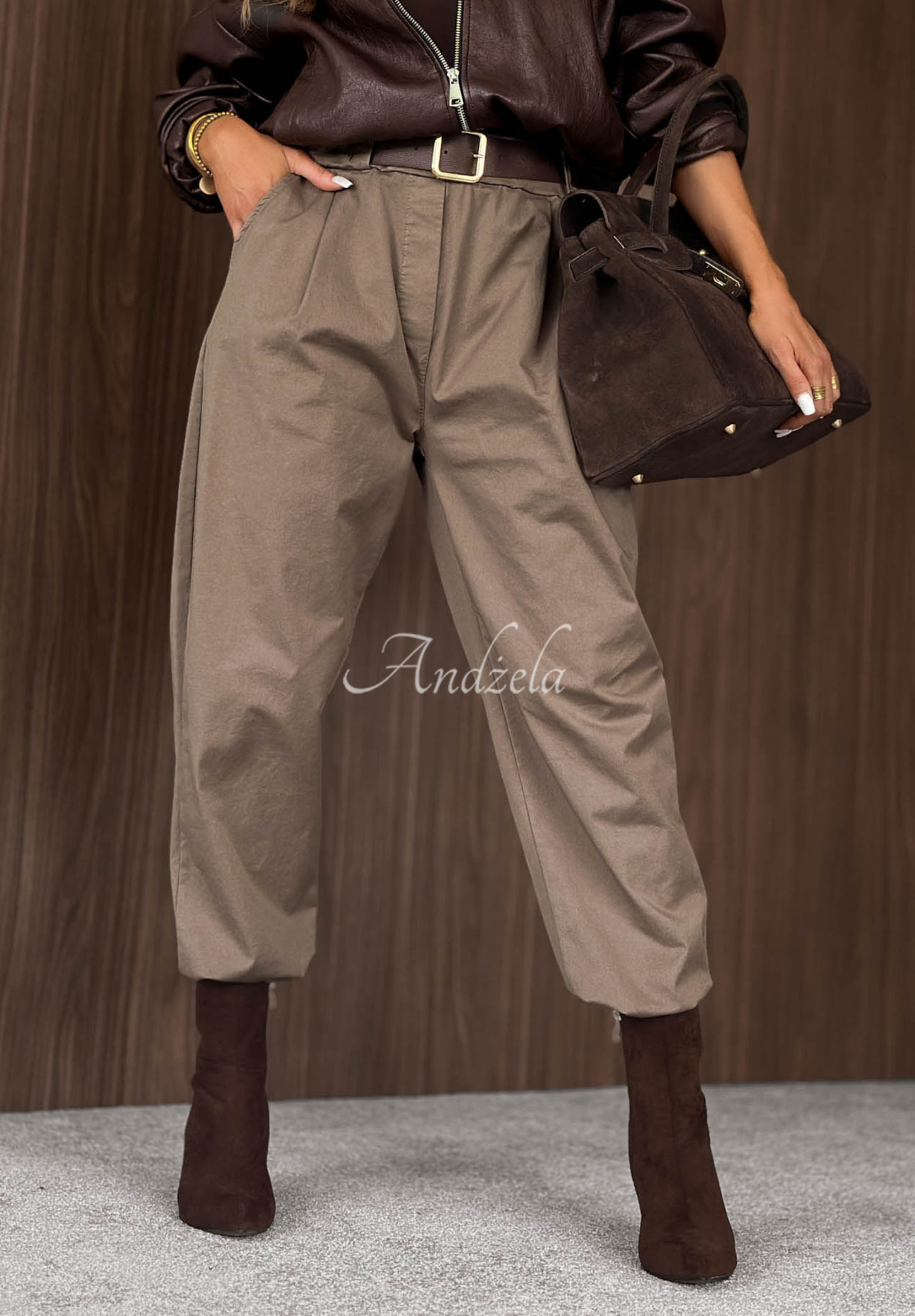 Bavlněné kalhoty mom fit s páskem Casual Look Mokka