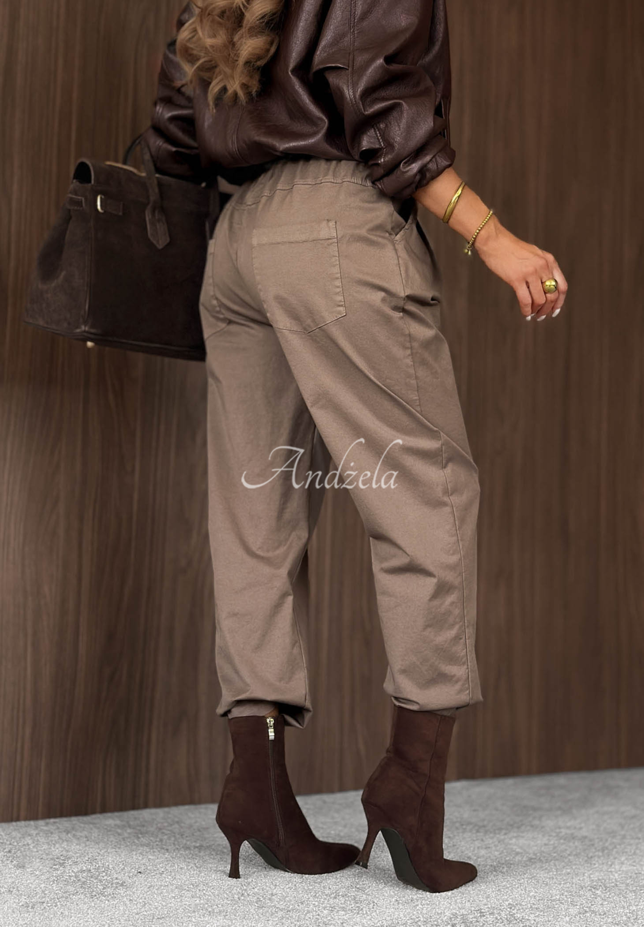 Bavlněné kalhoty mom fit s páskem Casual Look Mokka