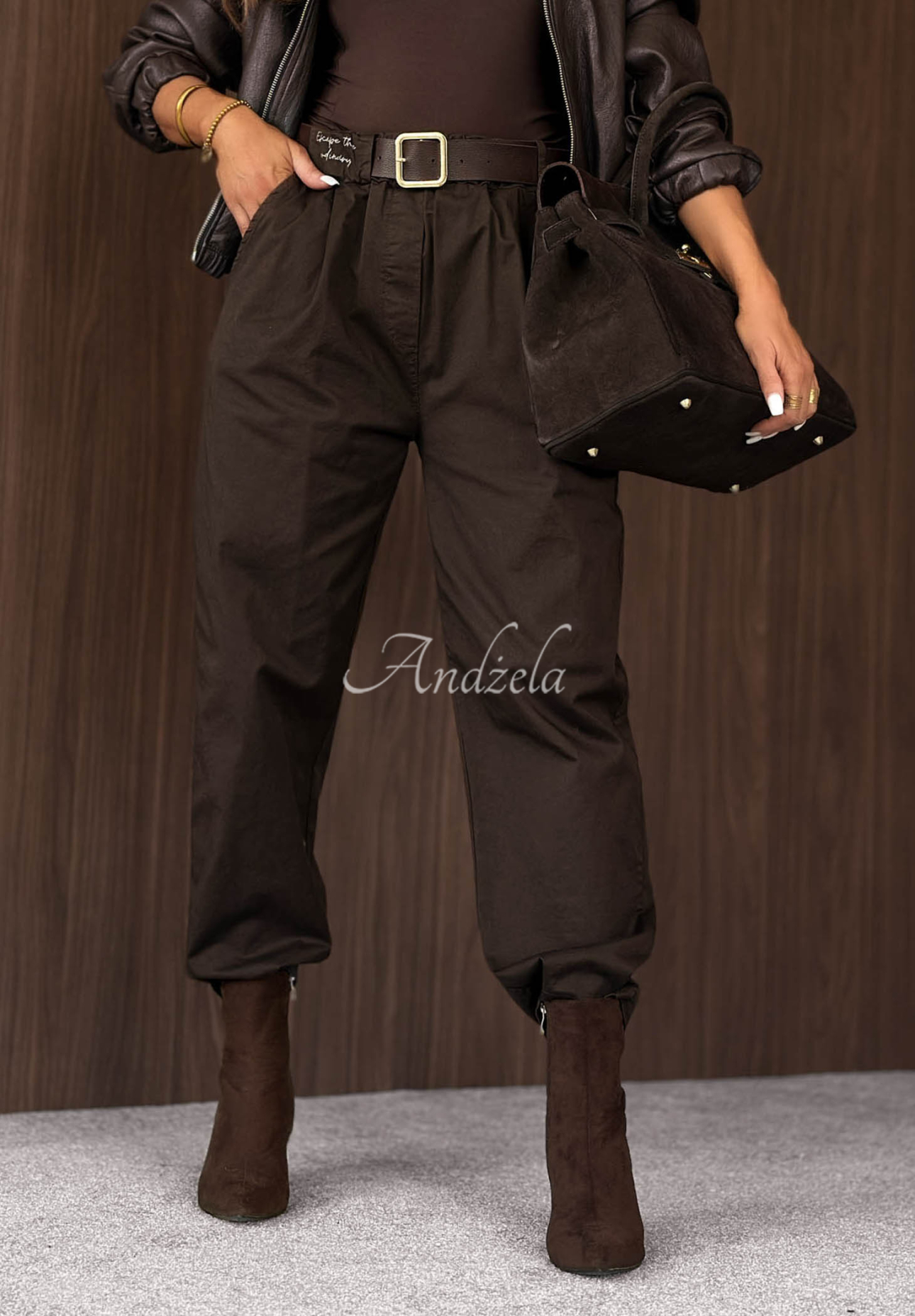 Bavlněné kalhoty mom fit s páskem Casual Look čokoládové