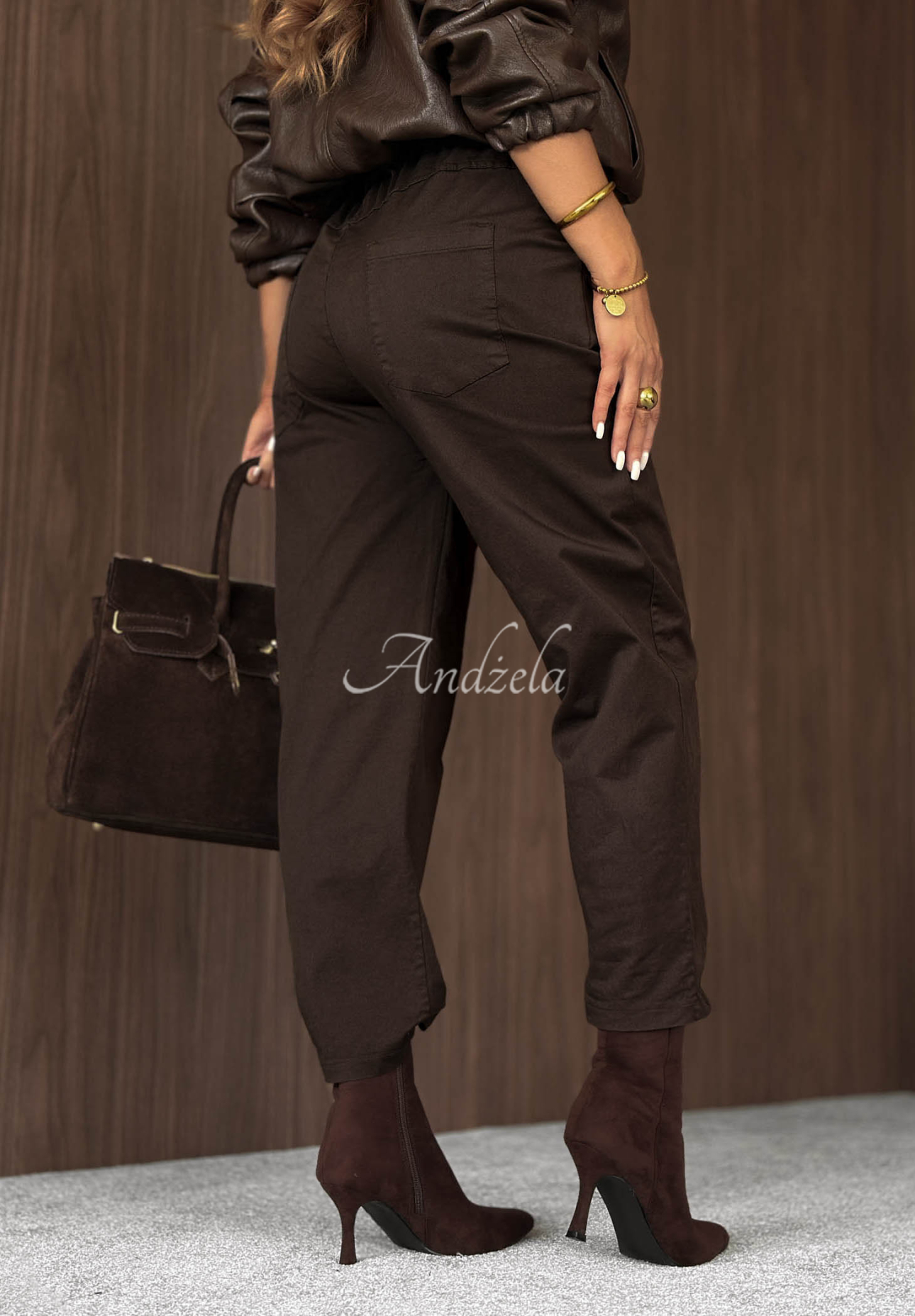Bavlněné kalhoty mom fit s páskem Casual Look čokoládové