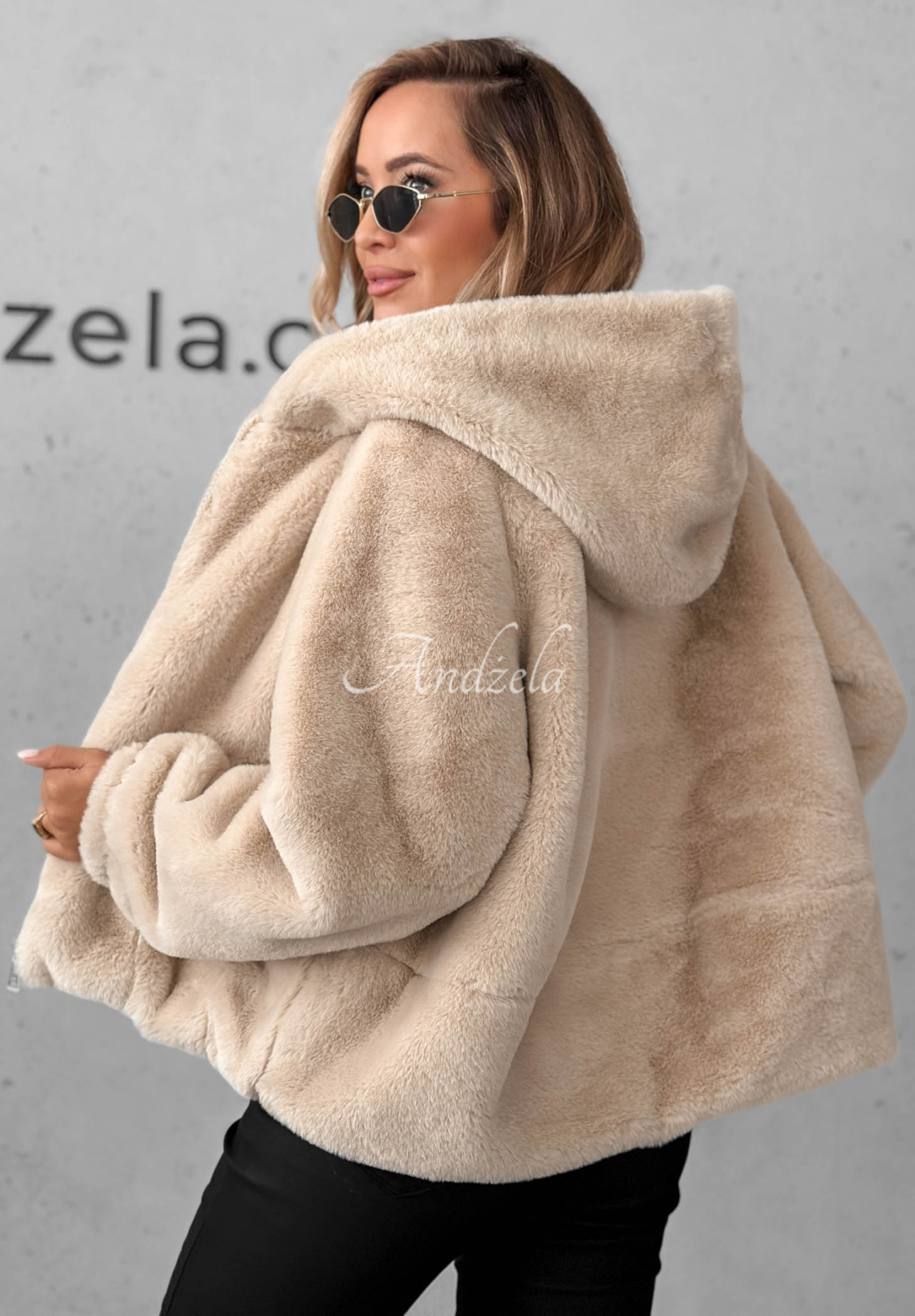 Krátká kožíšková bunda s kapucí Fluffy Babe béžová