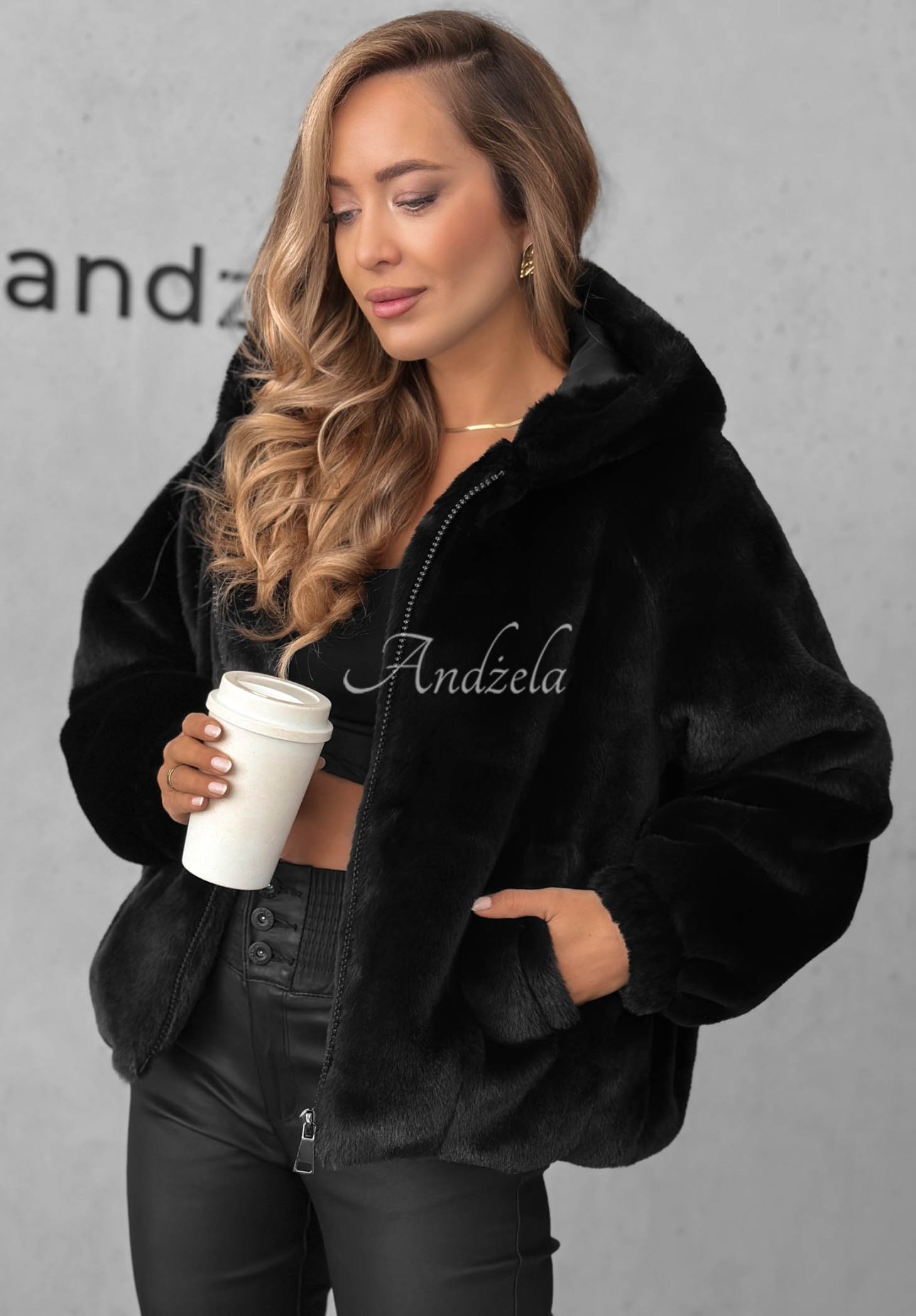 Krátká kožíšková bunda s kapucí Fluffy Babe černá