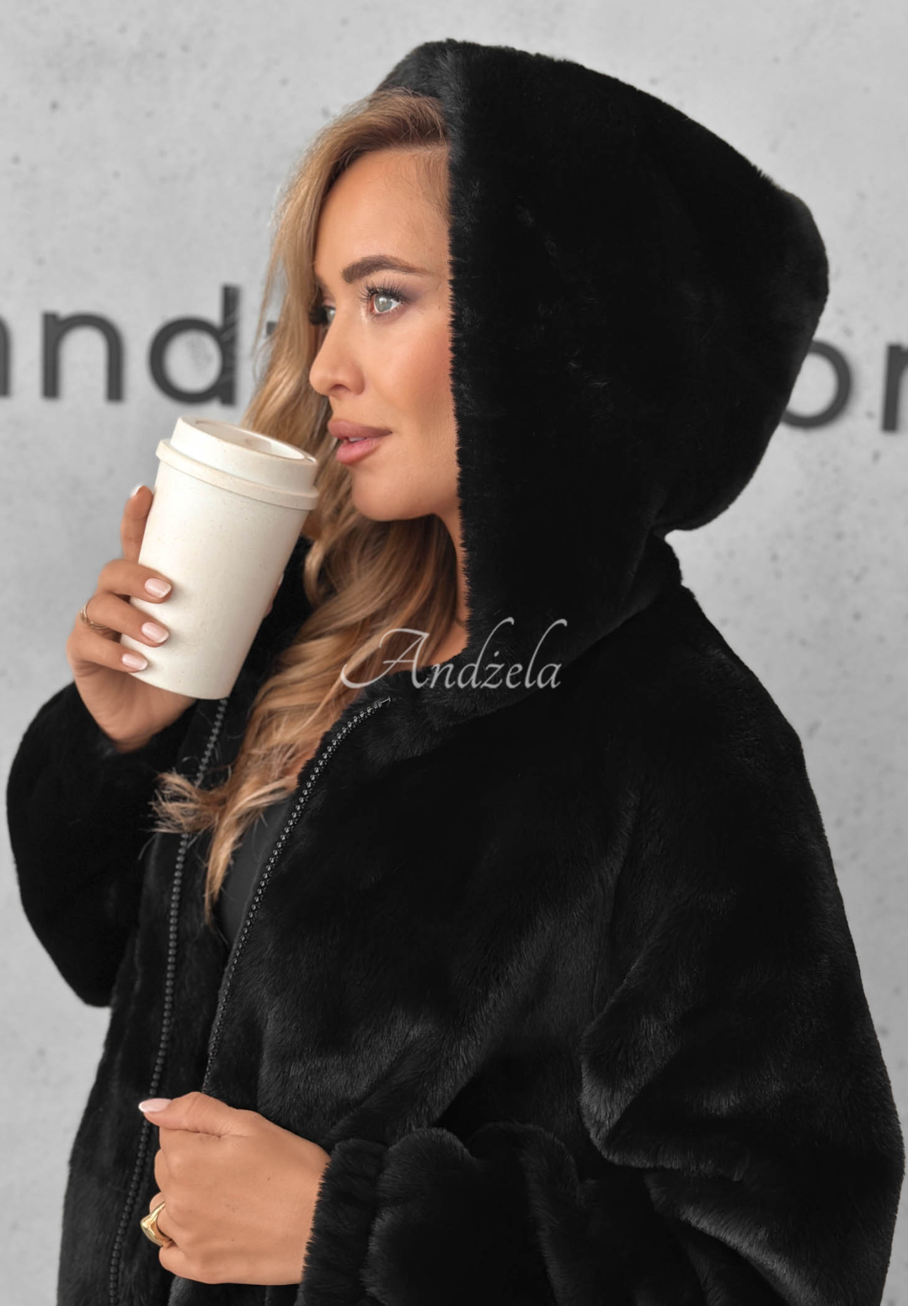 Krátká kožíšková bunda s kapucí Fluffy Babe černá