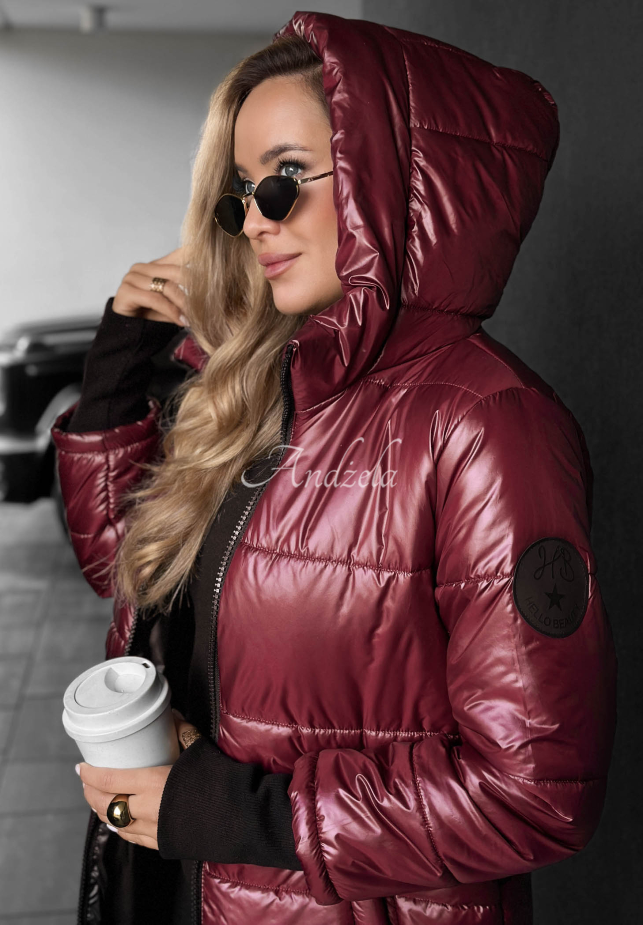 Dlouhá prošívaná bunda s kapucí Cinnamon Latte vínová