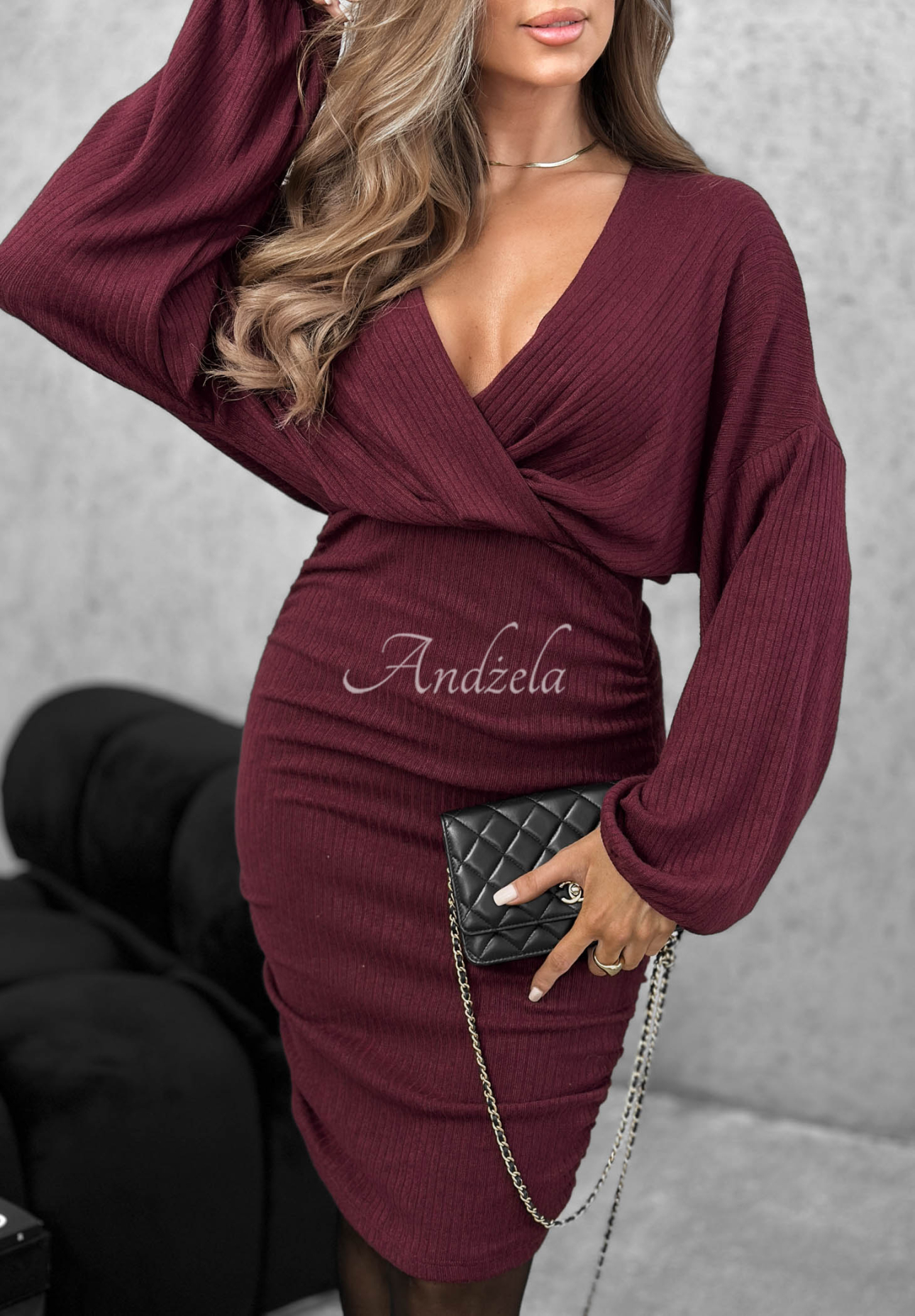 Viskózové šaty se zavinovacím výstřihem a řasením Miss Attitude vínová