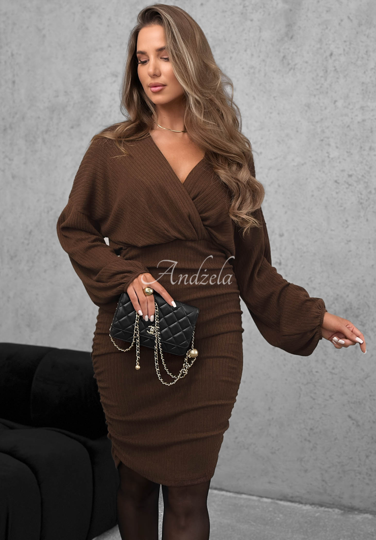 Viskózové šaty se zavinovacím výstřihem a řasením Miss Attitude čokoládová