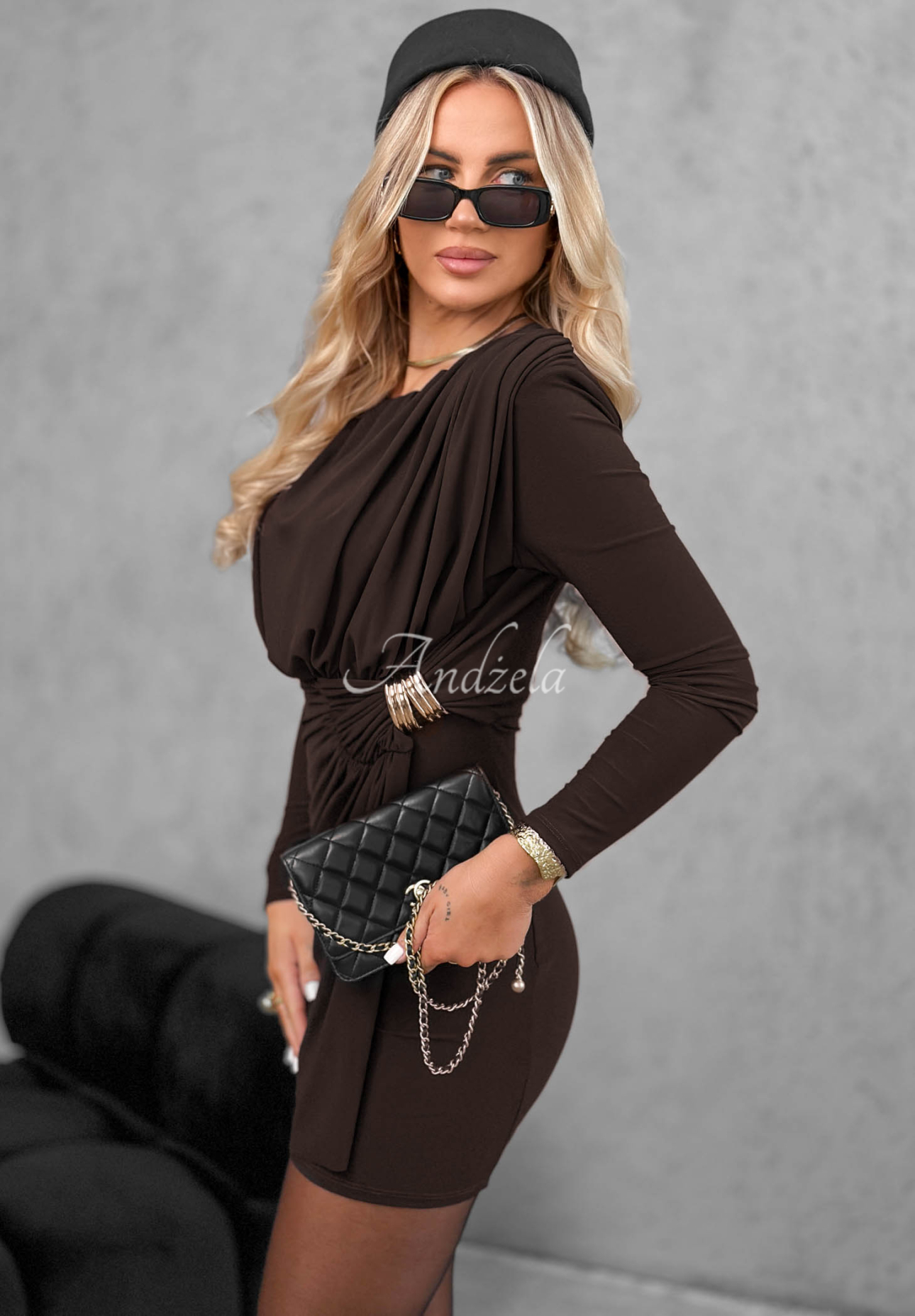 Přiléhavé mini šaty s ozdobným řasením Elegant Miss čokoládová