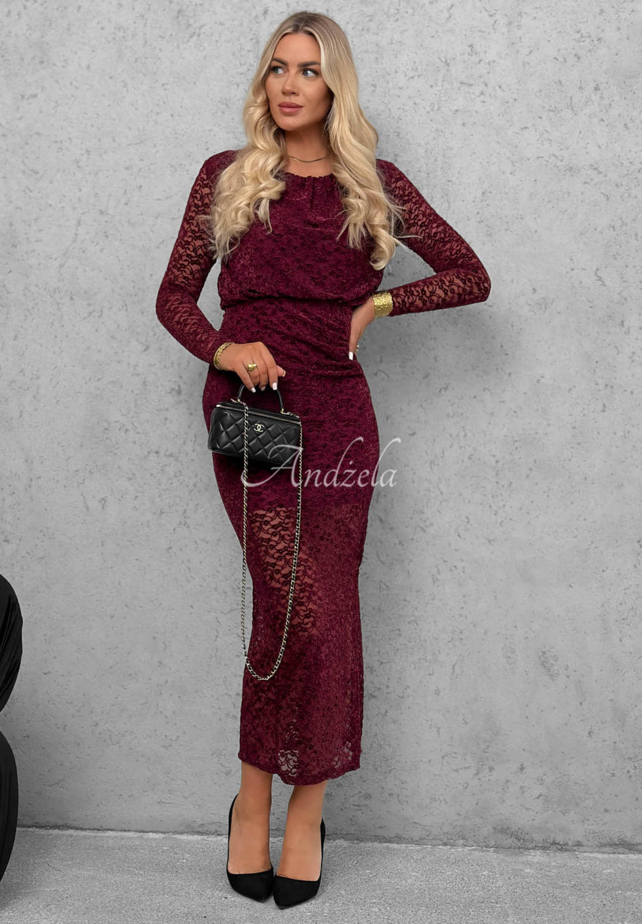 Krajkové maxi šaty s řasením Lace Affair vínová