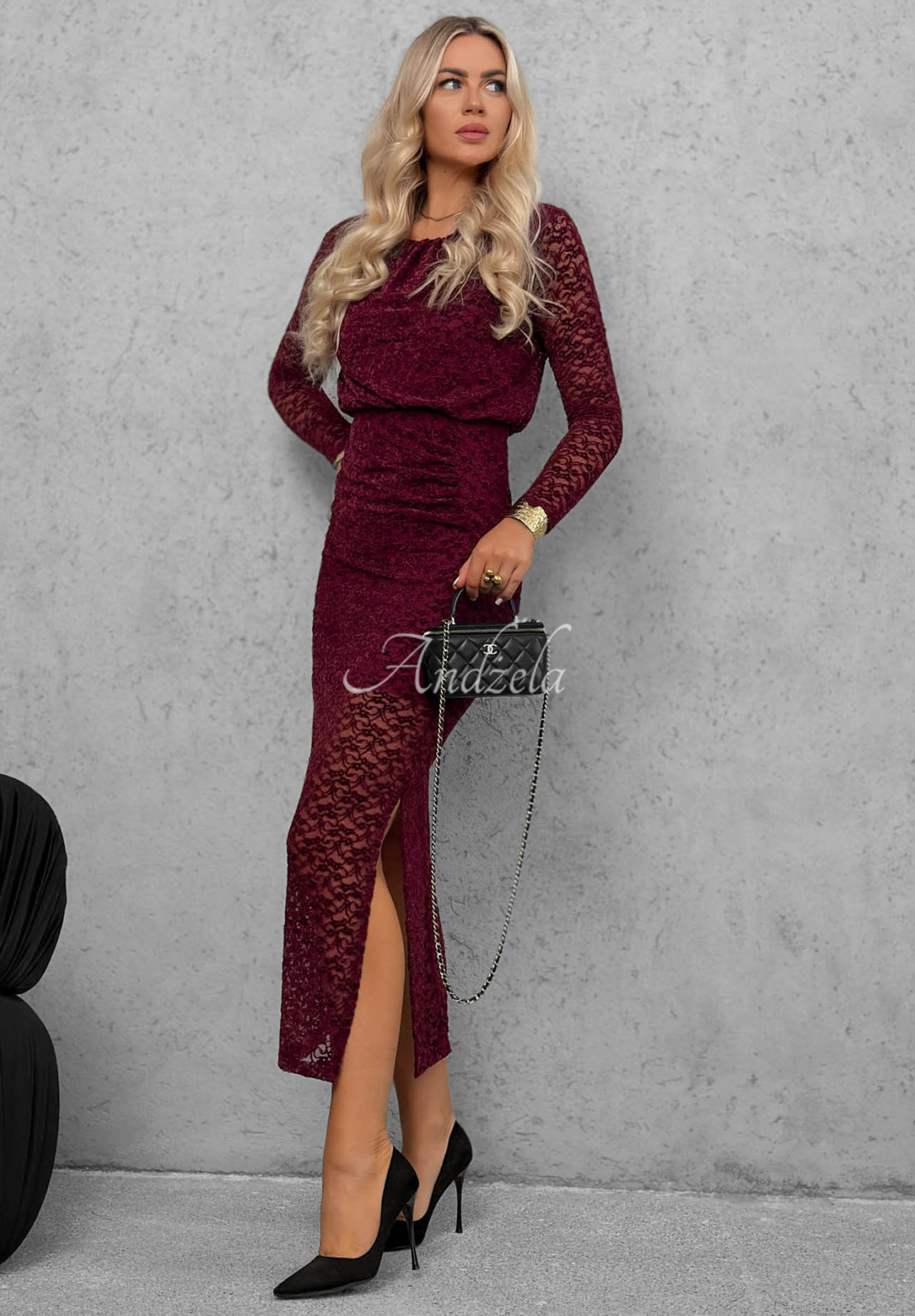 Krajkové maxi šaty s řasením Lace Affair vínová