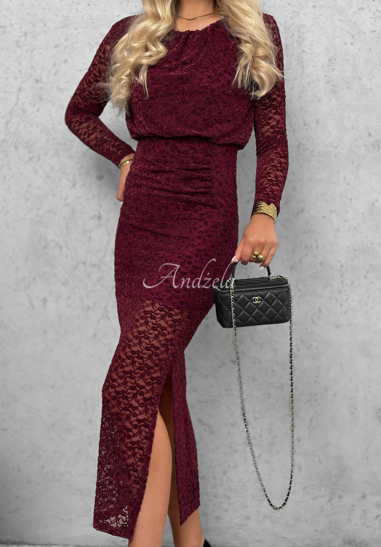 Krajkové maxi šaty s řasením Lace Affair vínová