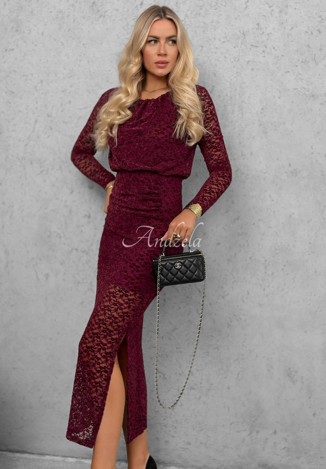 Krajkové maxi šaty s řasením Lace Affair vínová