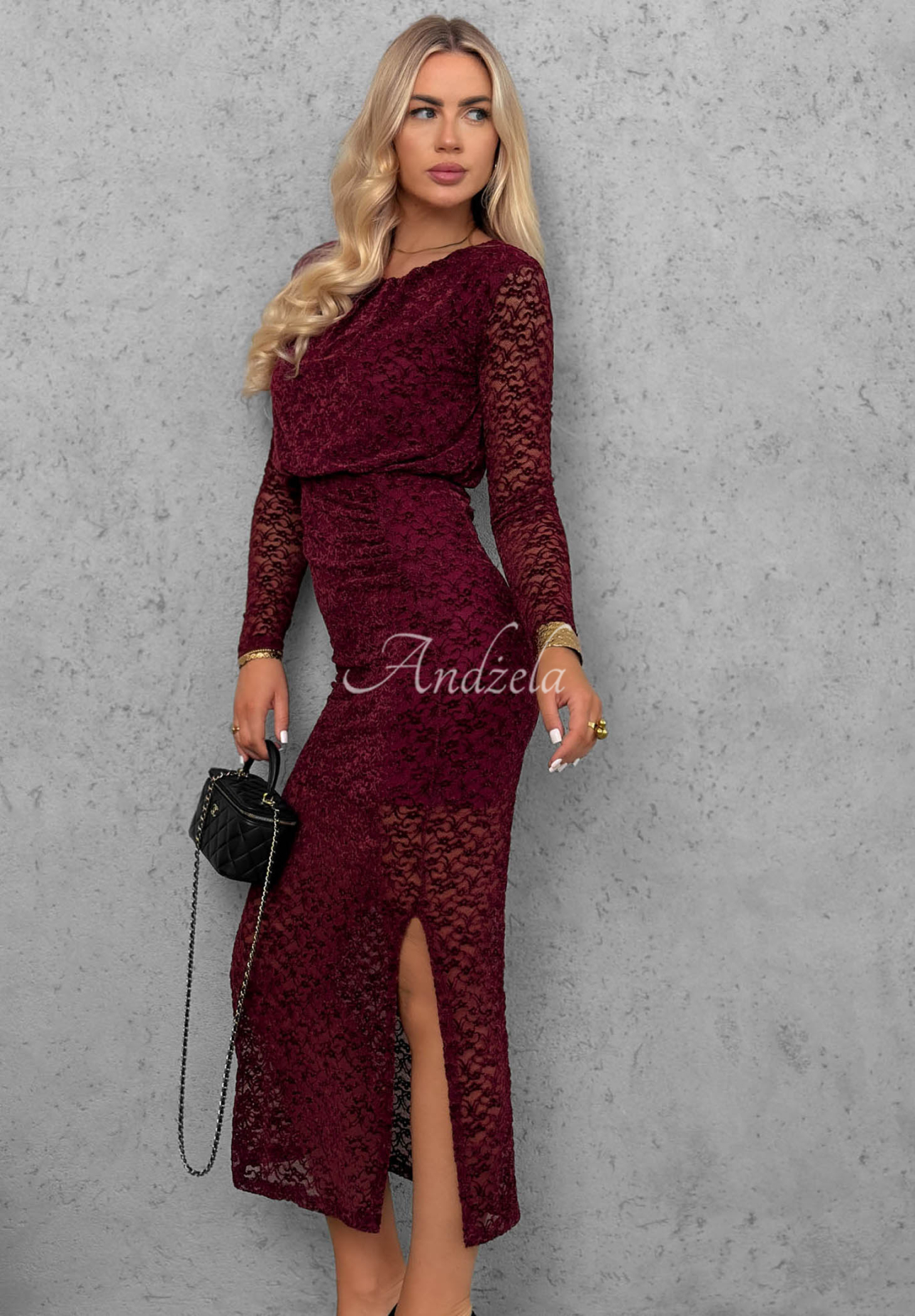 Krajkové maxi šaty s řasením Lace Affair vínová