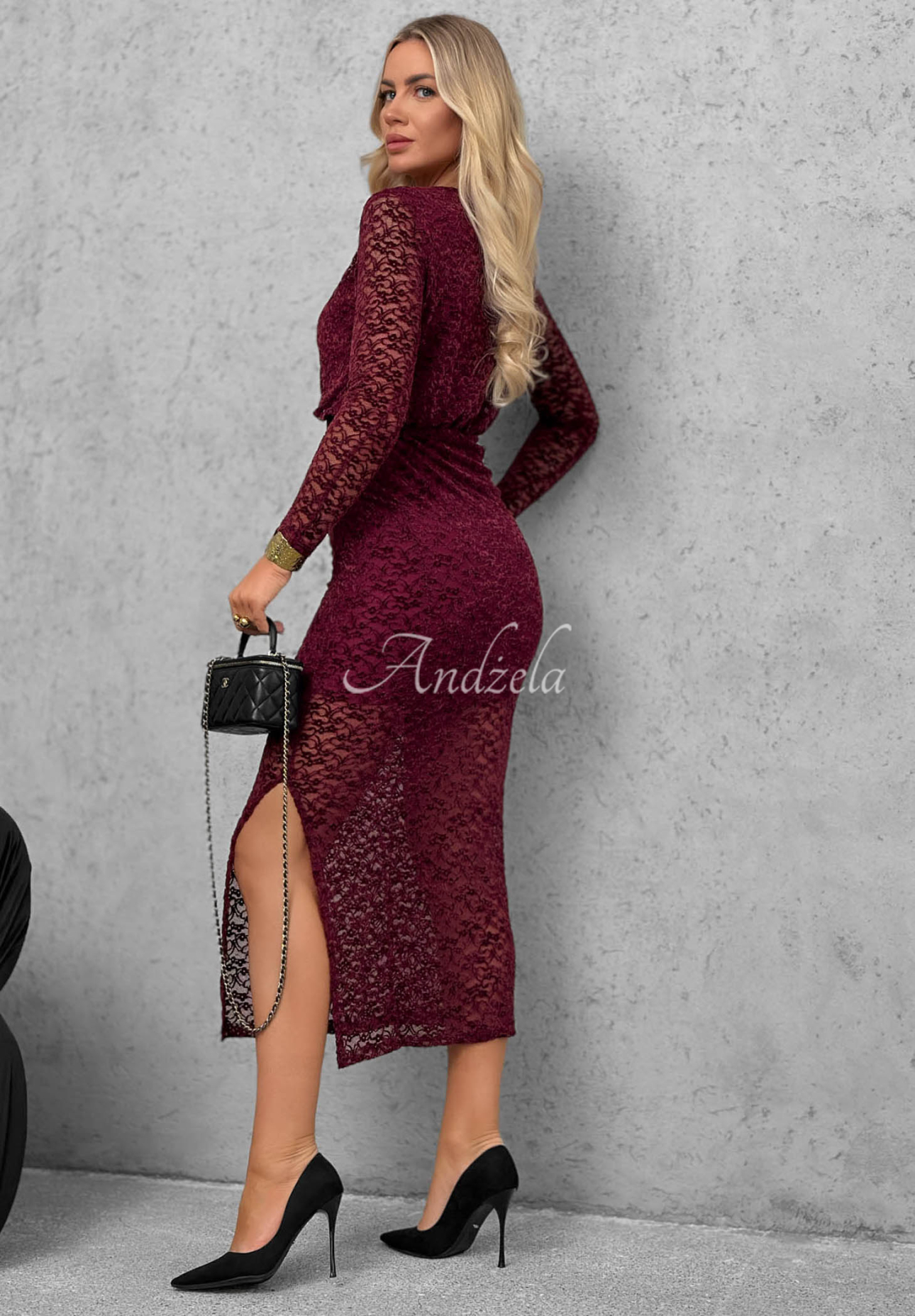Krajkové maxi šaty s řasením Lace Affair vínová