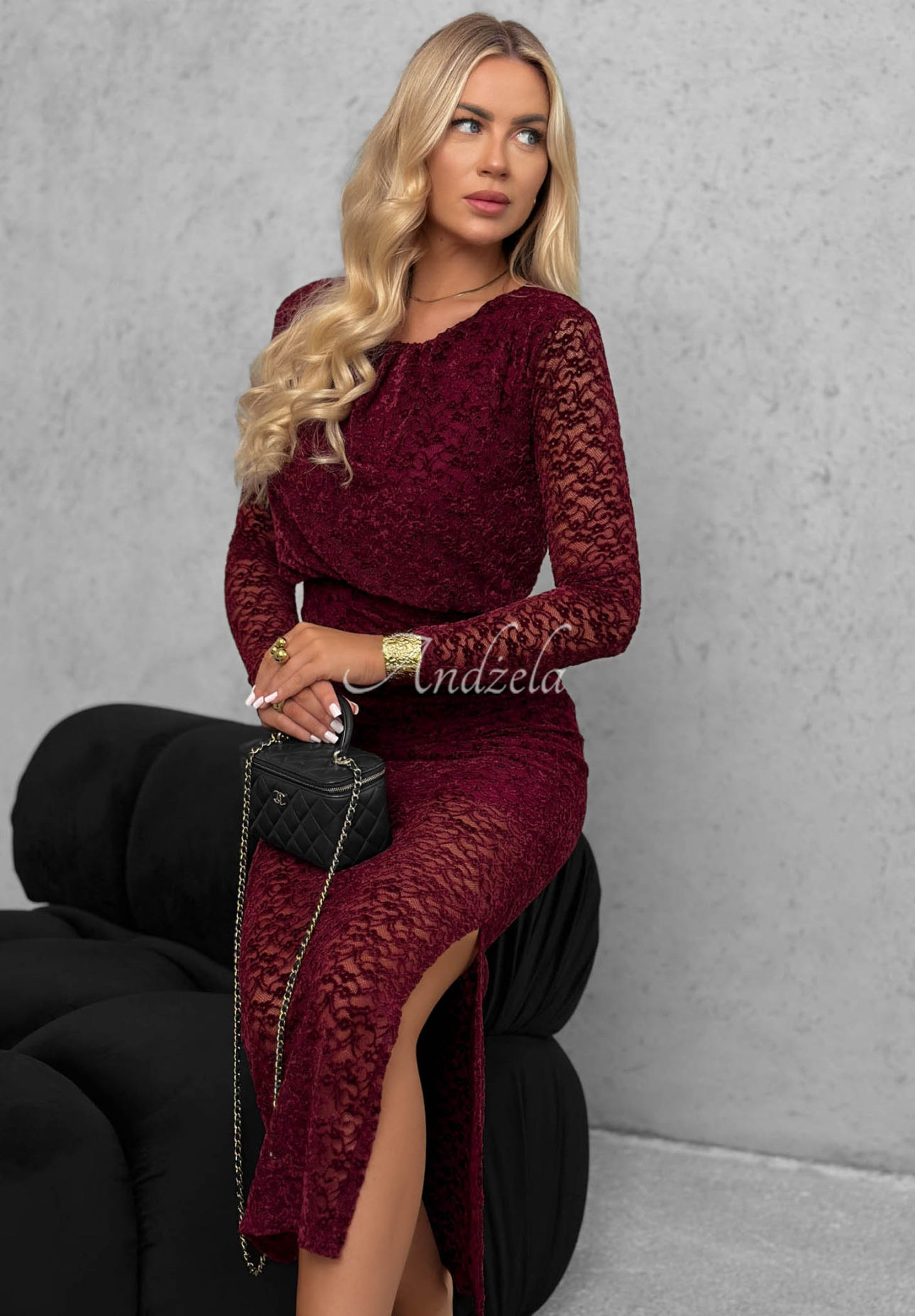 Krajkové maxi šaty s řasením Lace Affair vínová