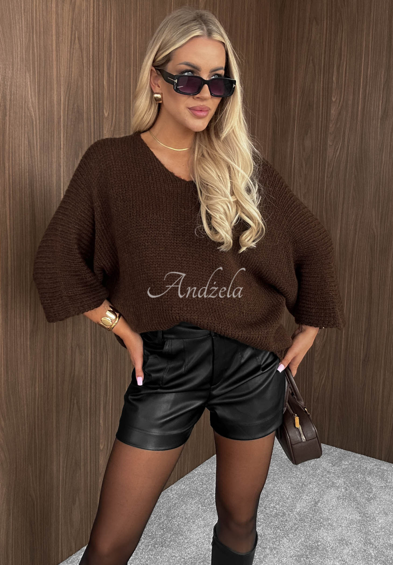 Oversize svetr s výstřihem Warm Affair čokoládový