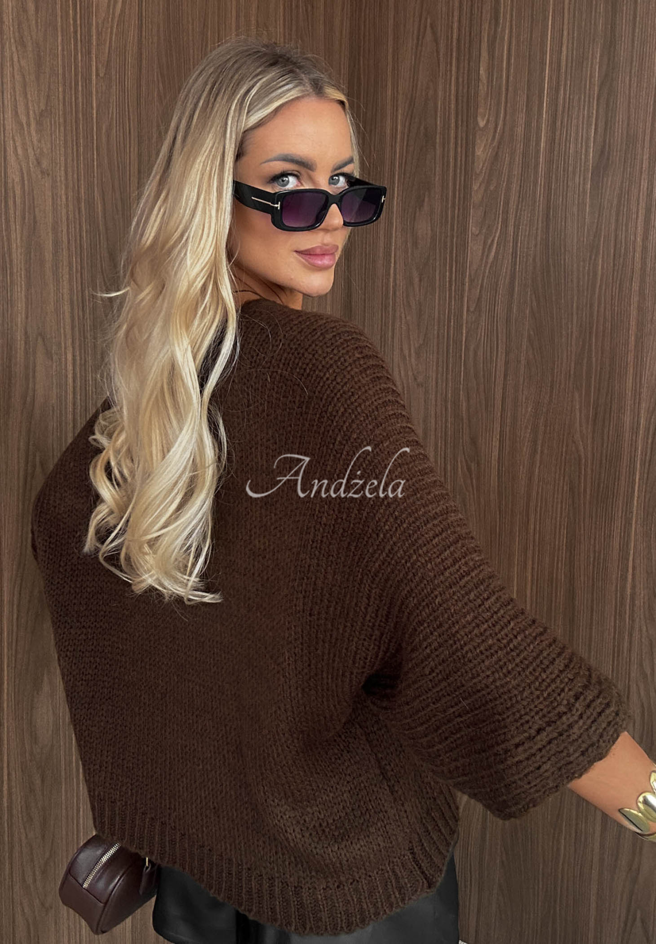Oversize svetr s výstřihem Warm Affair čokoládový