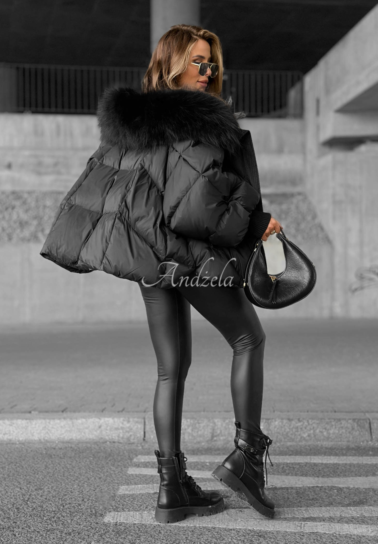Péřová bunda s kapucí Look Again černá