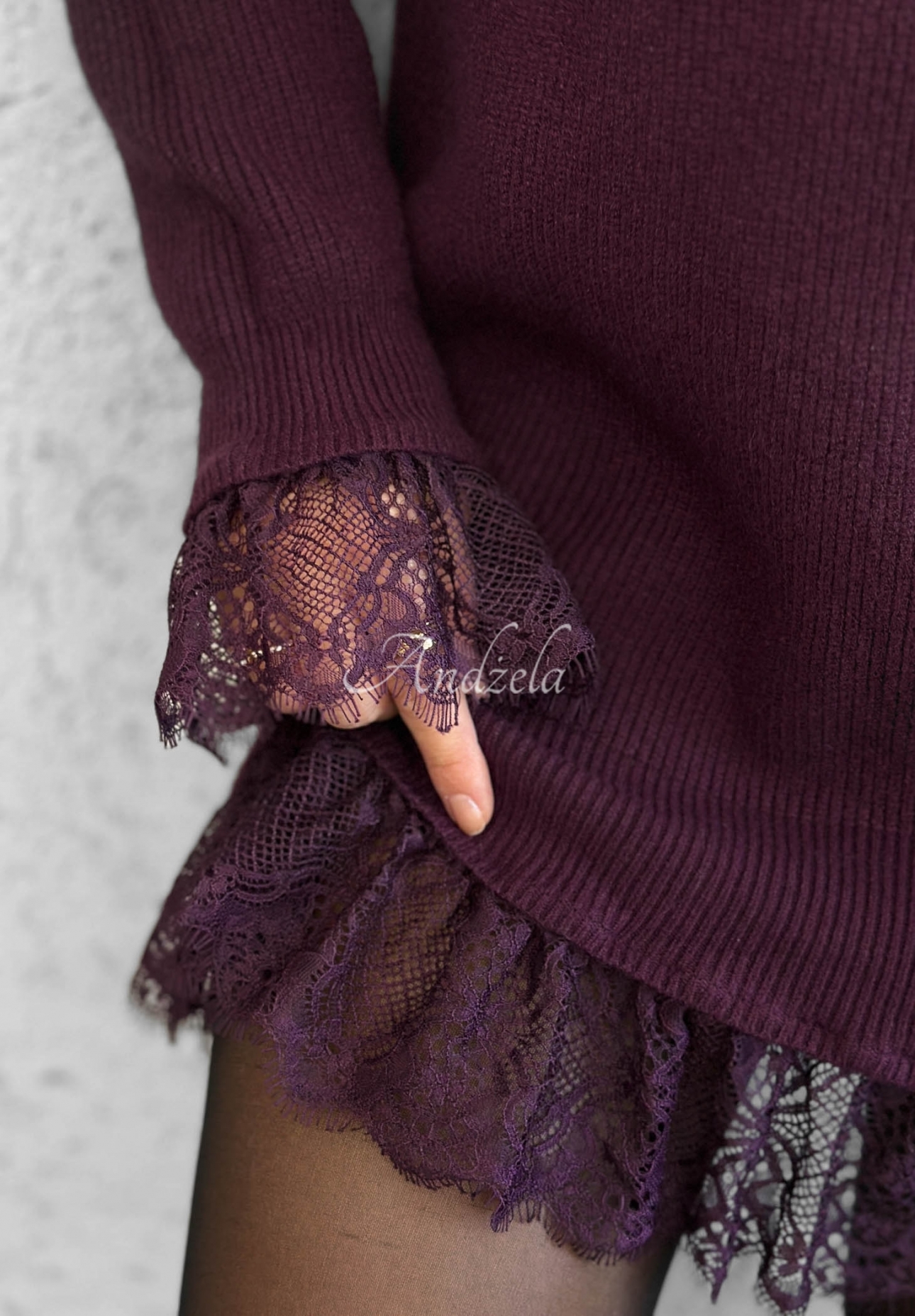 Viskózové svetrové šaty s rolákem a krajkou Autumn Spell borůvková