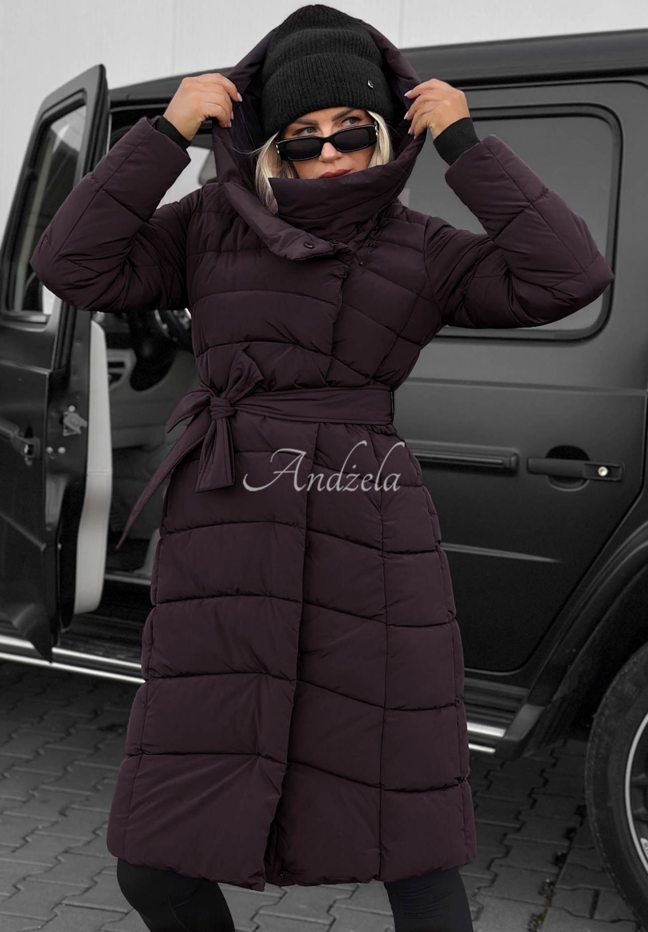 Dlouhá prošívaná bunda s kapucí a páskem Snow Empress borůvková