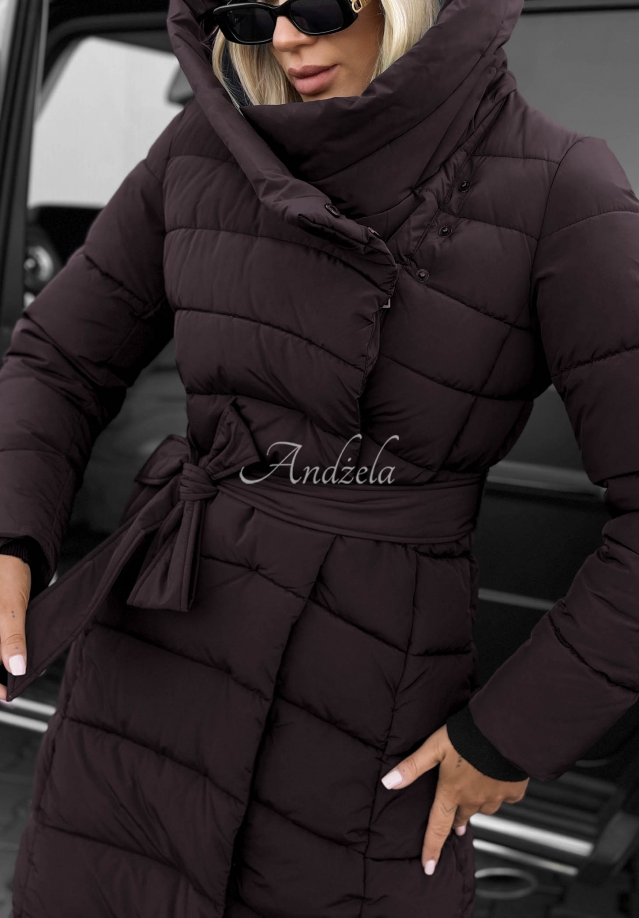 Dlouhá prošívaná bunda s kapucí a páskem Snow Empress borůvková