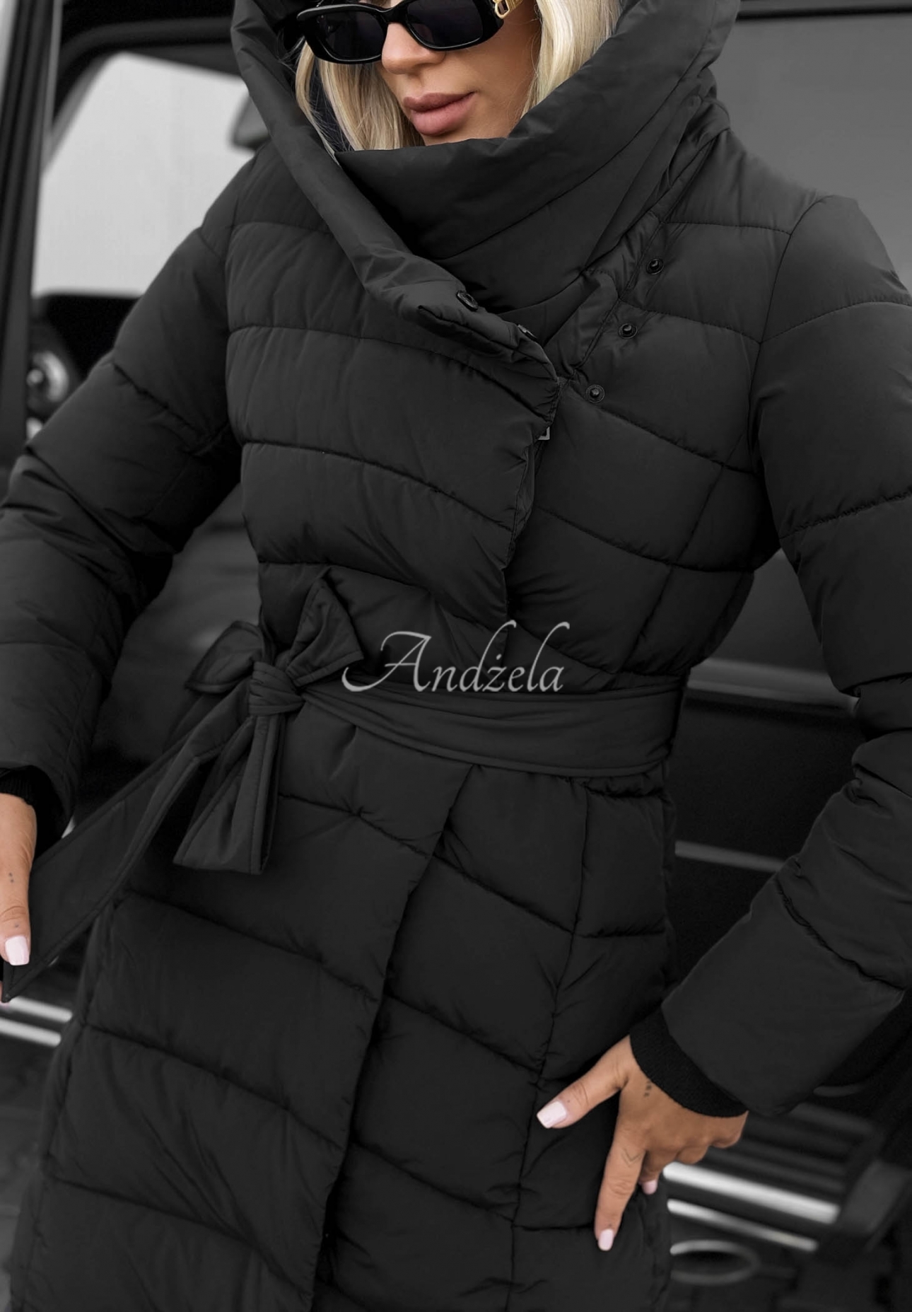 Dlouhá prošívaná bunda s kapucí a páskem Snow Empress černá