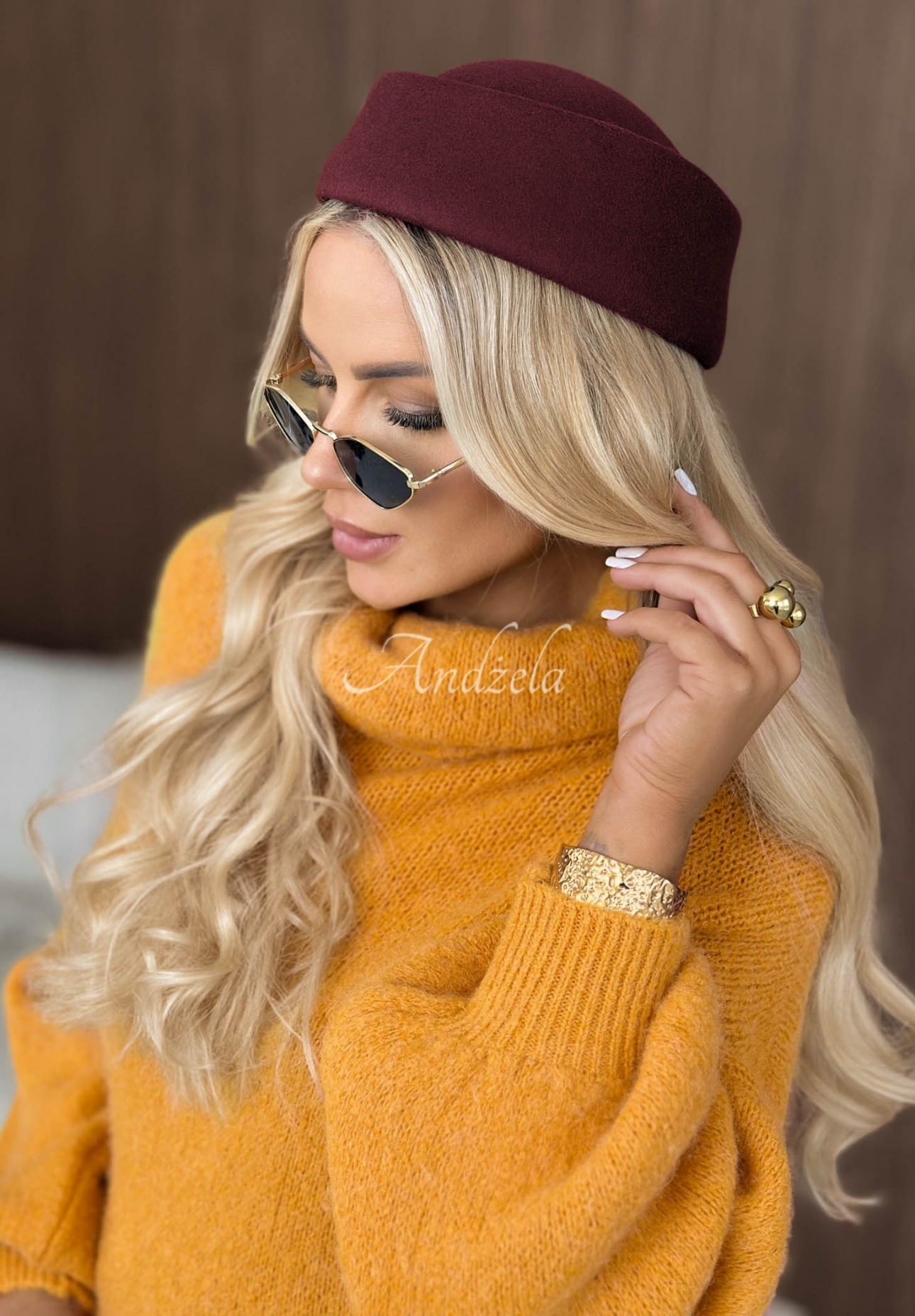 Klobouček typu toček Quiet Elegance vínový